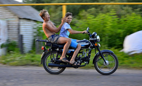 Подросток и мотоцикл.